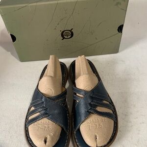 Born Jabari Women's Dark Blue Leather Sandals